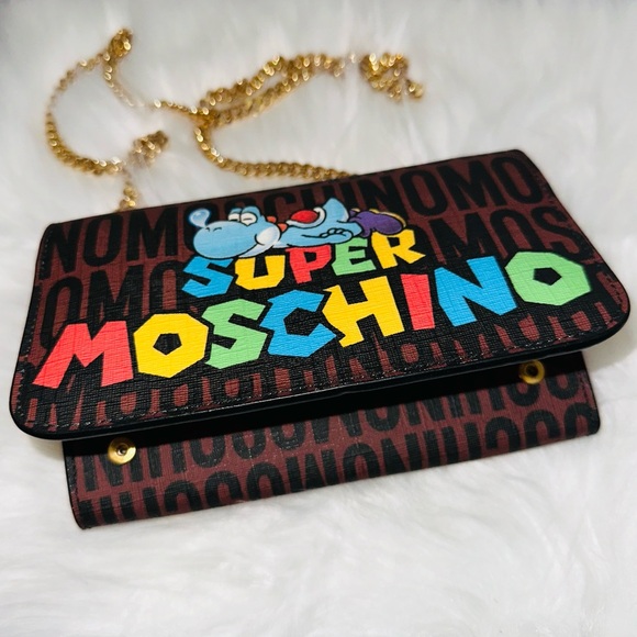 Moschino: Super Mario Bros Yoshi Wallet Chain Crossbody Bag - Picture 4 of 16
